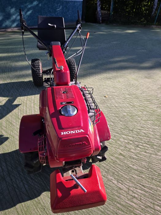 Traktor Honda do konserwacji boisk