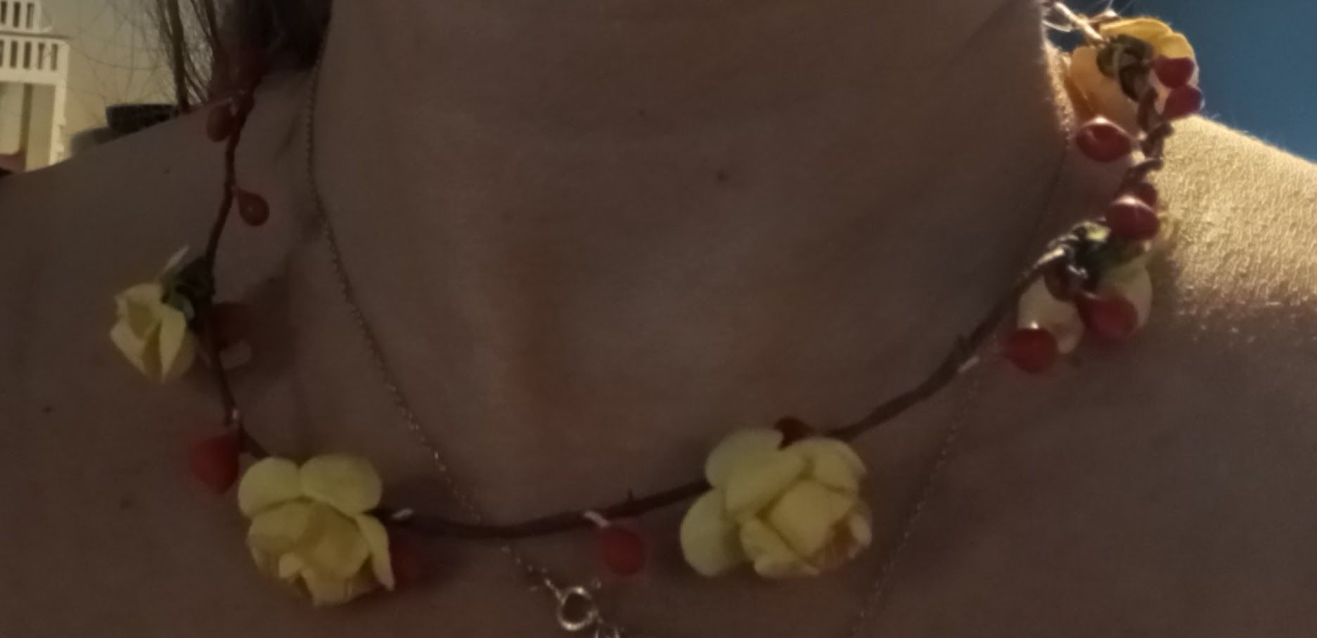 Coroa de flores em tons de amarelo