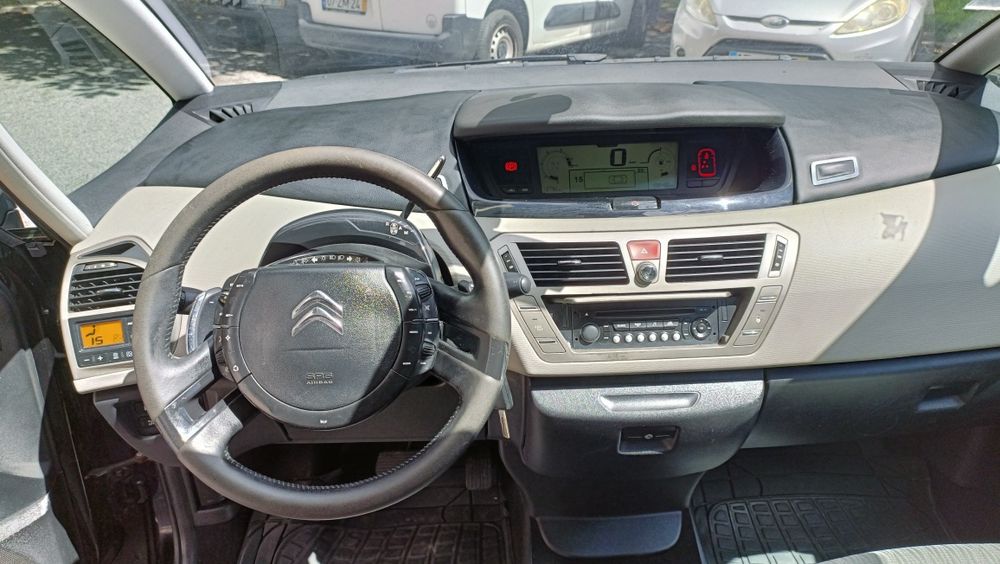 Citroen C4 Grande Picasso 7l automática recebo retoma para facilitar.