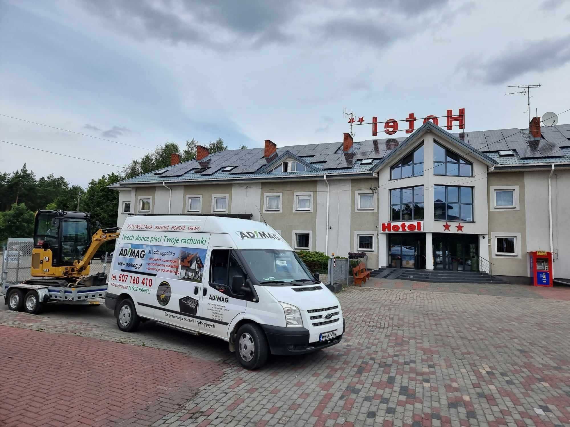 Minikoparka CAT 301.8 z wiertnicą i młotem – idealna do drobnych prac!