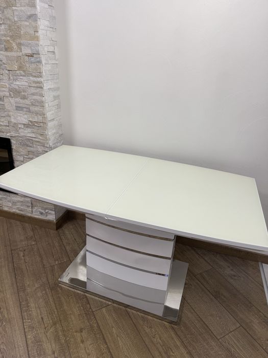 Продам стіл зі скляною стільницею розкладний