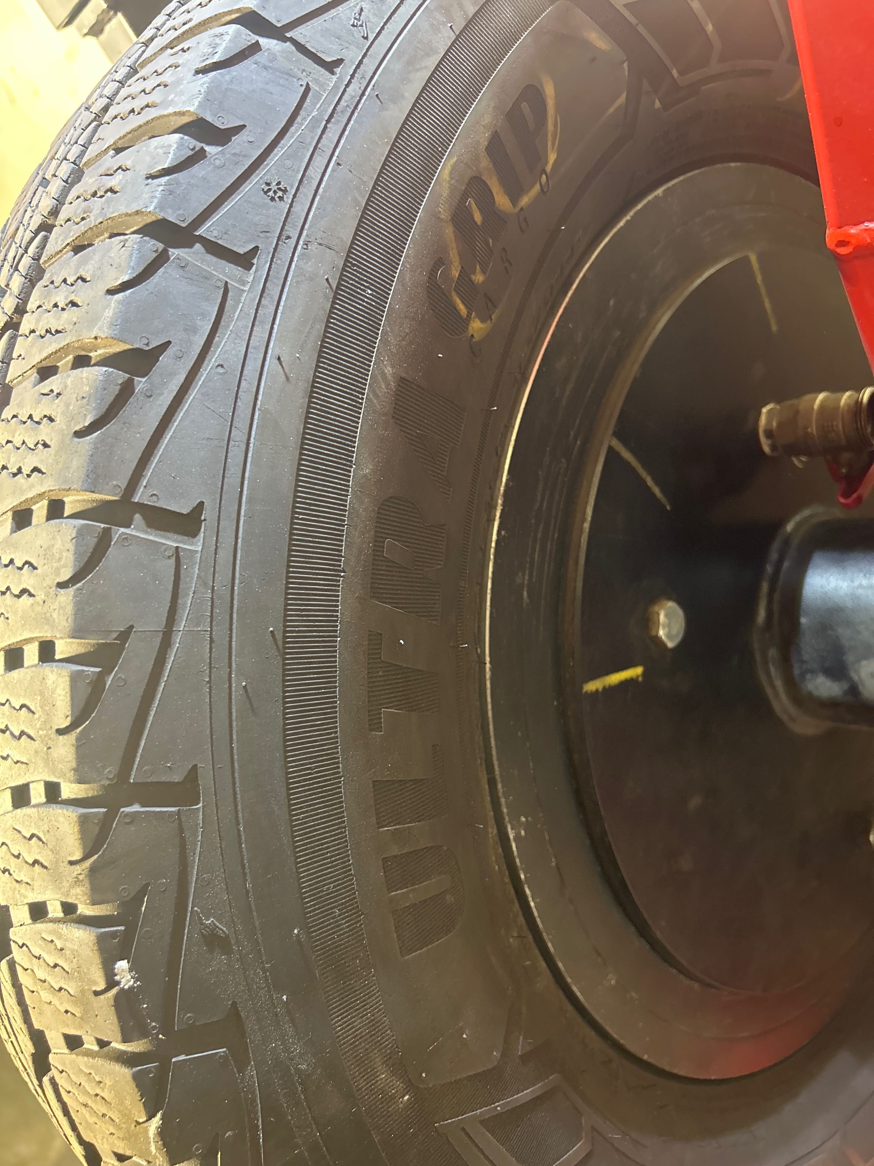 Goodyear Ultra Grip Cargo 225/75/16c 121/120R