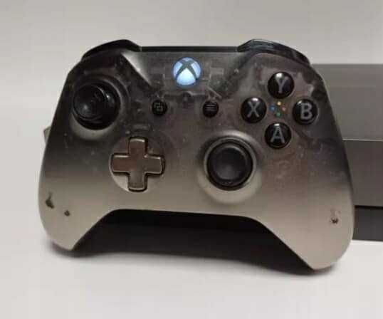 Xbox one x 1TB jeden pad + jedna gra