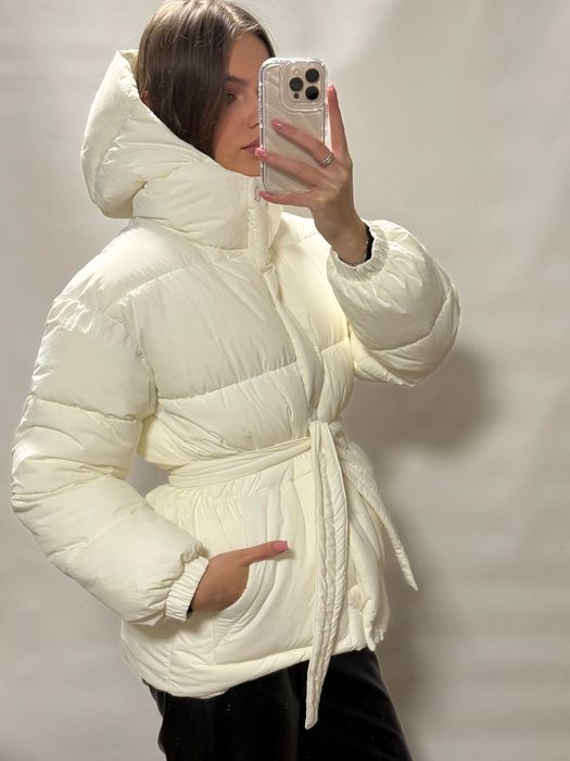 Жіночий зимовий пуховик з поясом