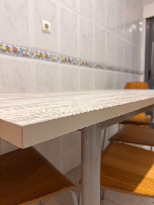 Vendo mesa com cadeiras