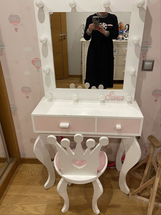 Mesa toucador para menina, com luz a toda a volta, cadeira forrada.