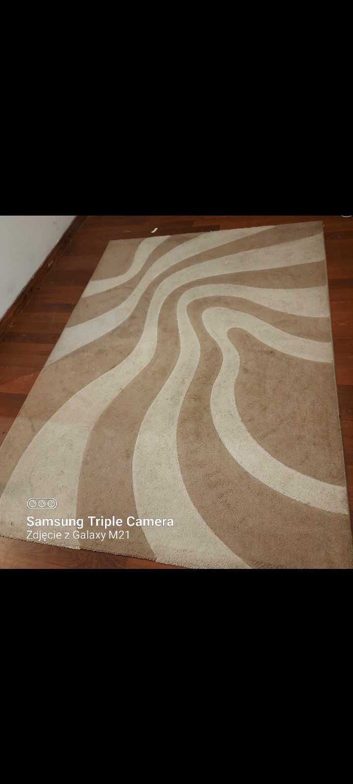 Piękny dywan z modnym printem