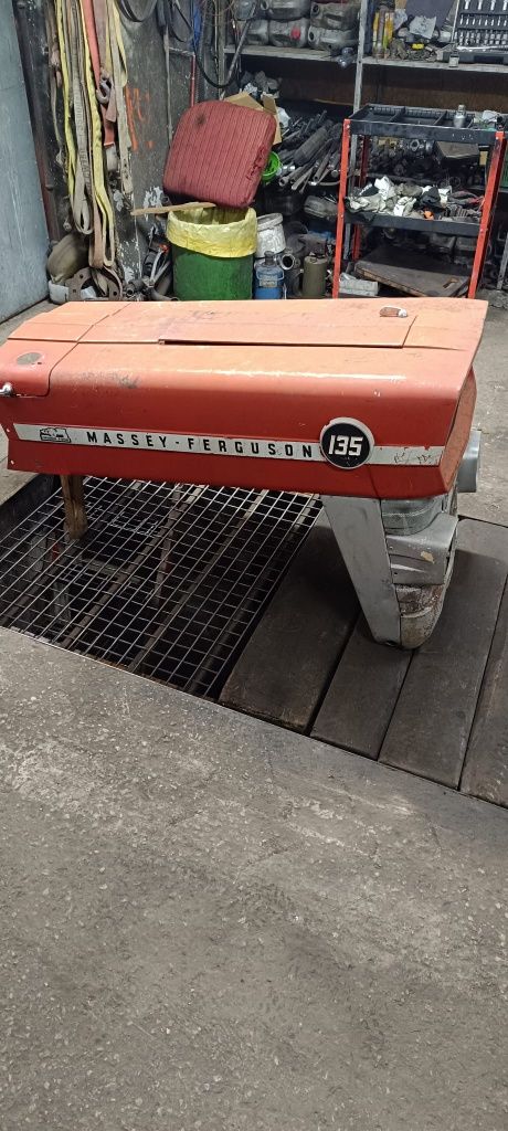 Części do Massey Ferguson różne modele: grill, antrapa, maska itp.