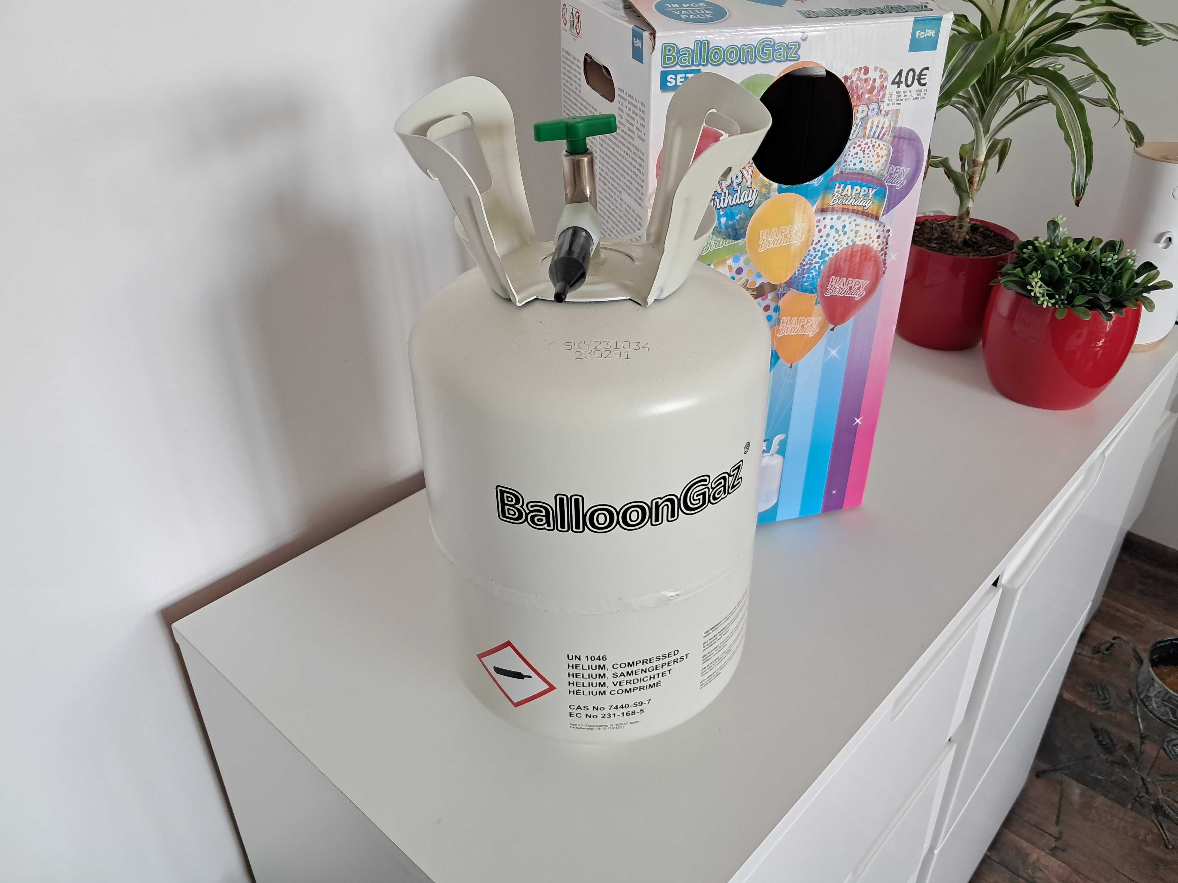 Pusta butla po helu + 2 balony