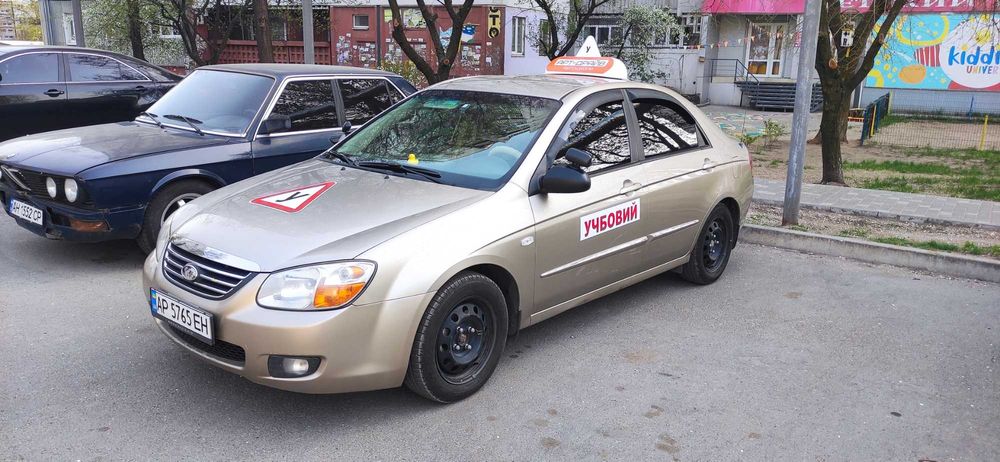 Інструктор з водіння, автоінструктор.