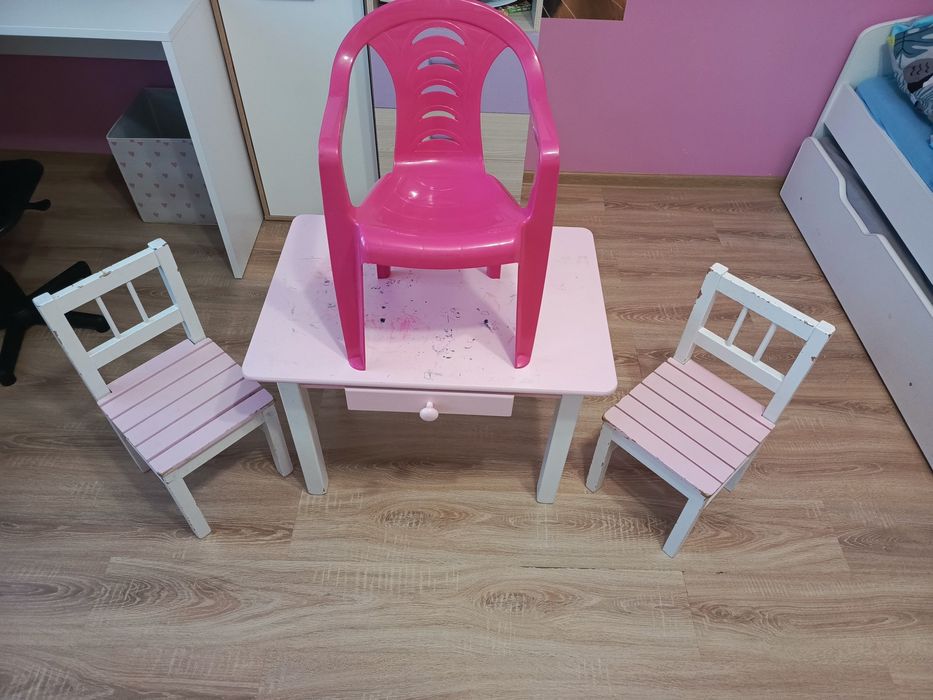 Stolik i krzesełka dla dziecka
