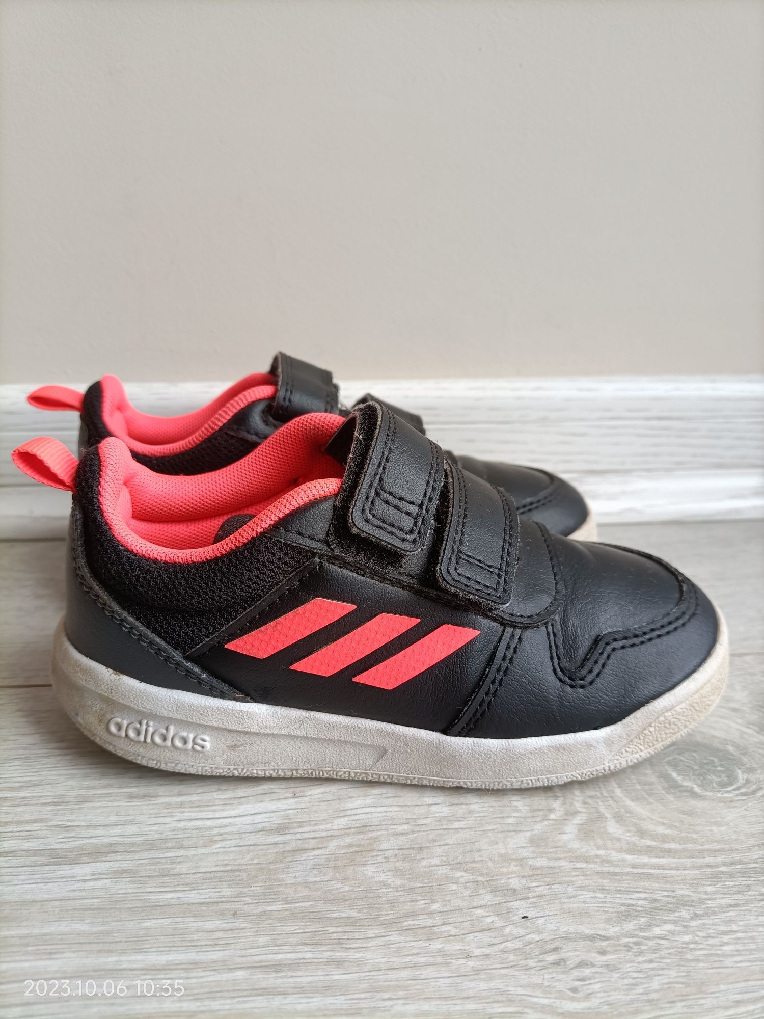 Buty Adidas chłopięce r.25