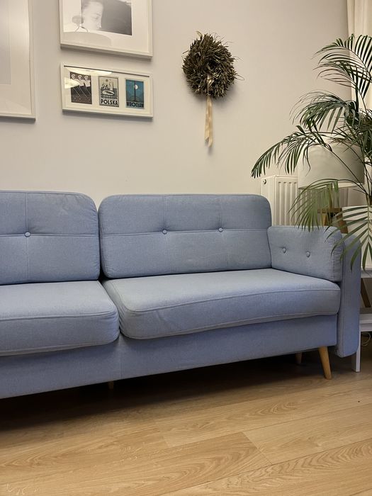 Niebieska rozkładana kanapa