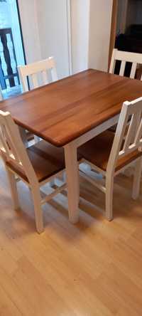 Stół kuchenny z 4 krzesłami.  Drewniany.