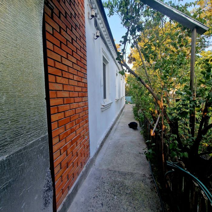 Горенка.  Будинок з великою ділянкою.