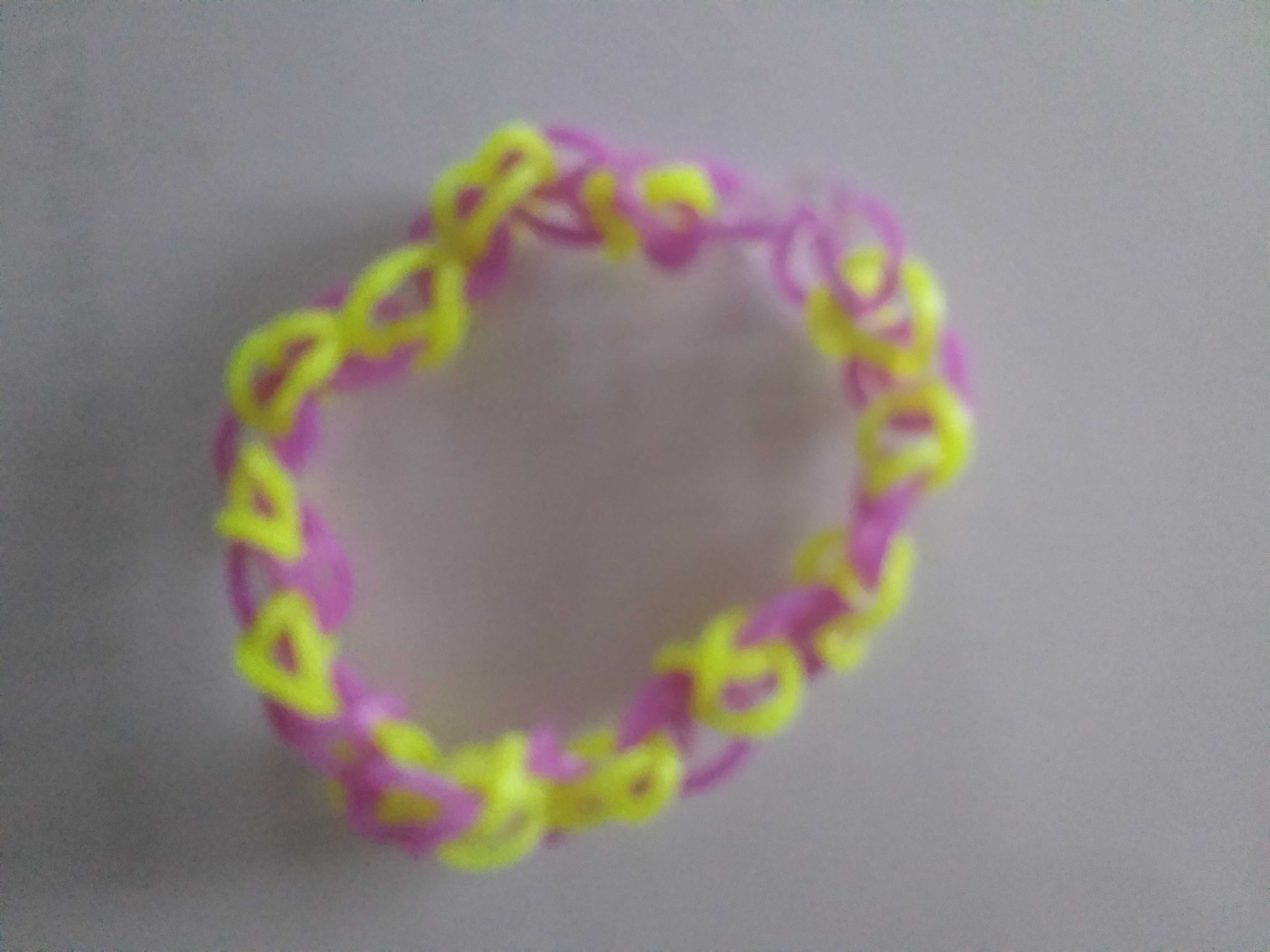 Pulseiras feitas com elásticos