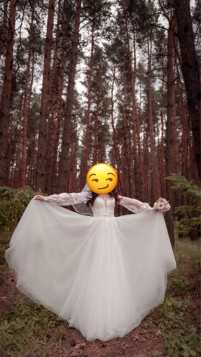 Гарна весільна сукня