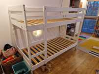 Białe łóżko piętrowe Ikea