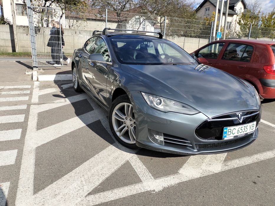 Tesla model S робоча конячка