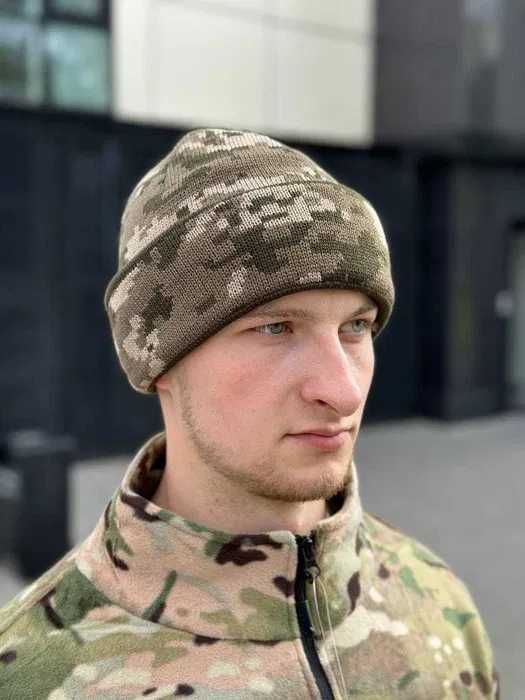 Армійська зимова шапка вязка на флісі тепла в'язана шапка з відворотом