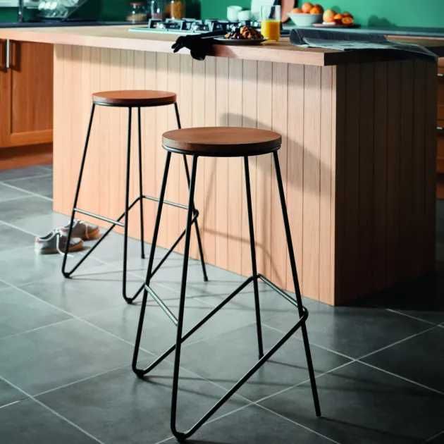 Bancos altos para balcão ou mesa