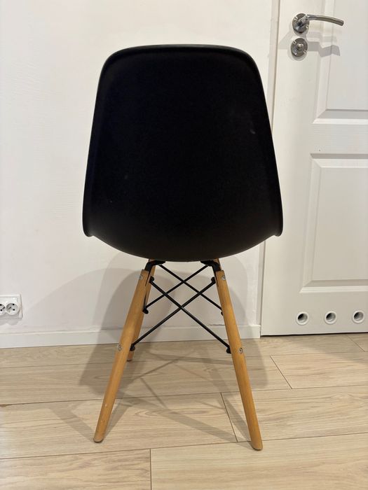 Krzesła skandynawskie czarne i białe