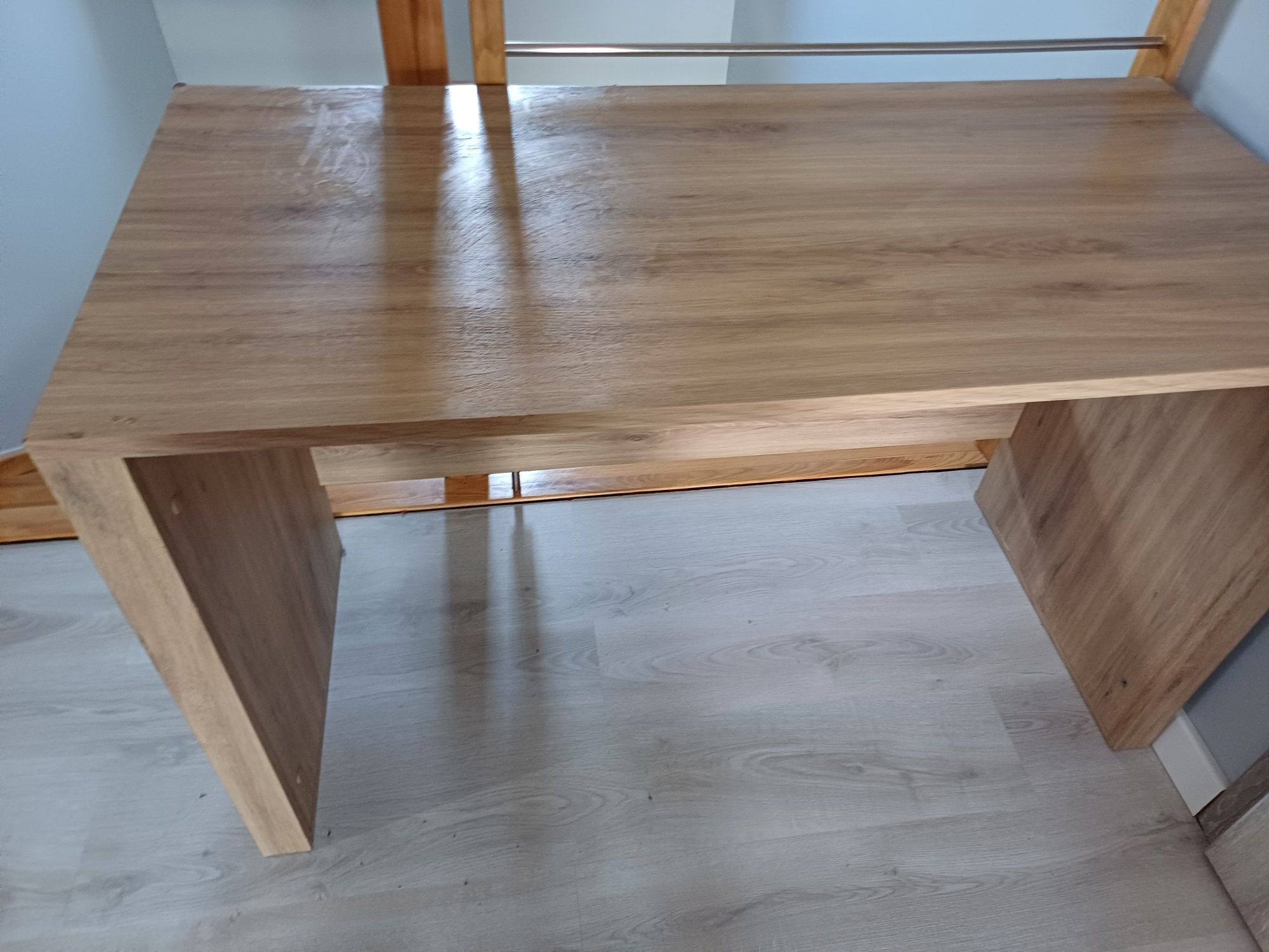 Biurko 126x60 z półką wisząca