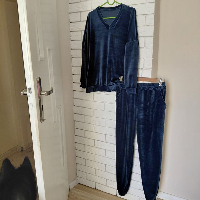 Nowy welurowy dres w kolorze morskim