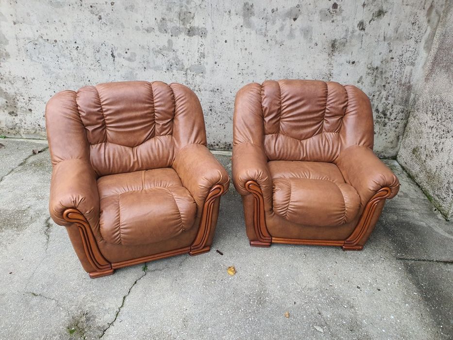 Sofás em pele. Dois de um lugar e um de 3 lugares que faz cama.