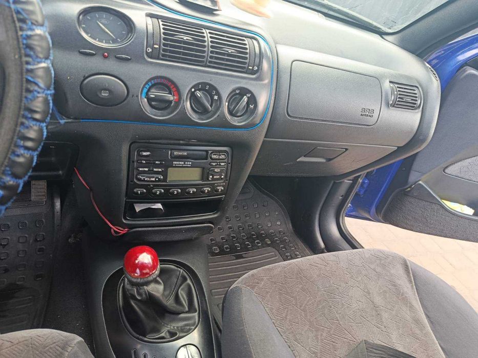 Машина Ford escort
