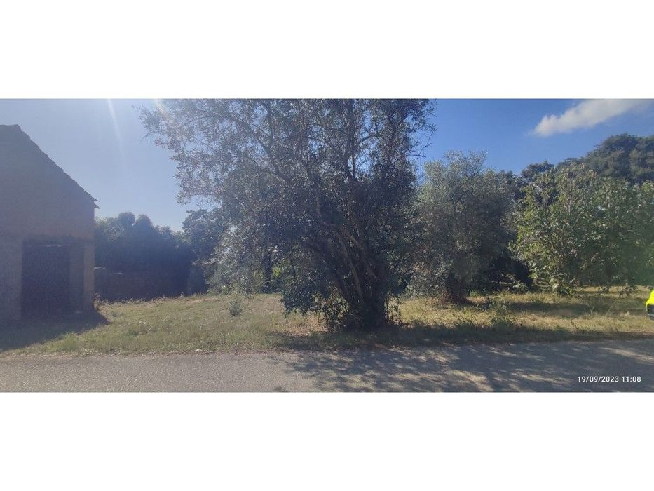 Terreno para construção, completamente plano e uma pequena construção