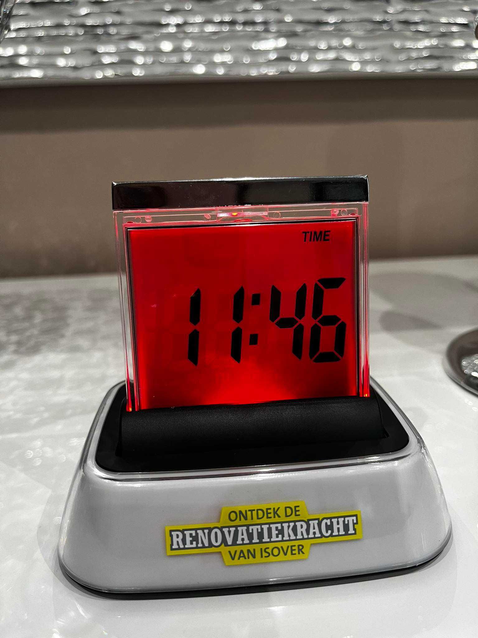 CONRAD zegarek elektroniczny na szafkę biurko zmieniający kolor