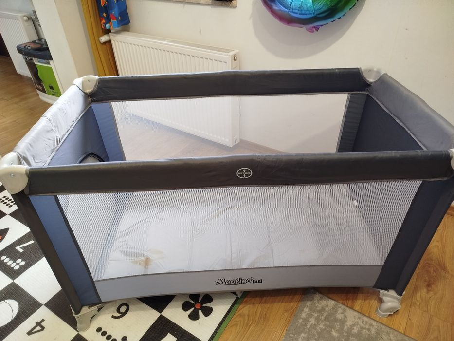 Łóżeczko turystyczne z materacem. Kółka. Kojec.