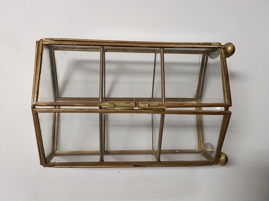 Armário de vidro para miniaturas
