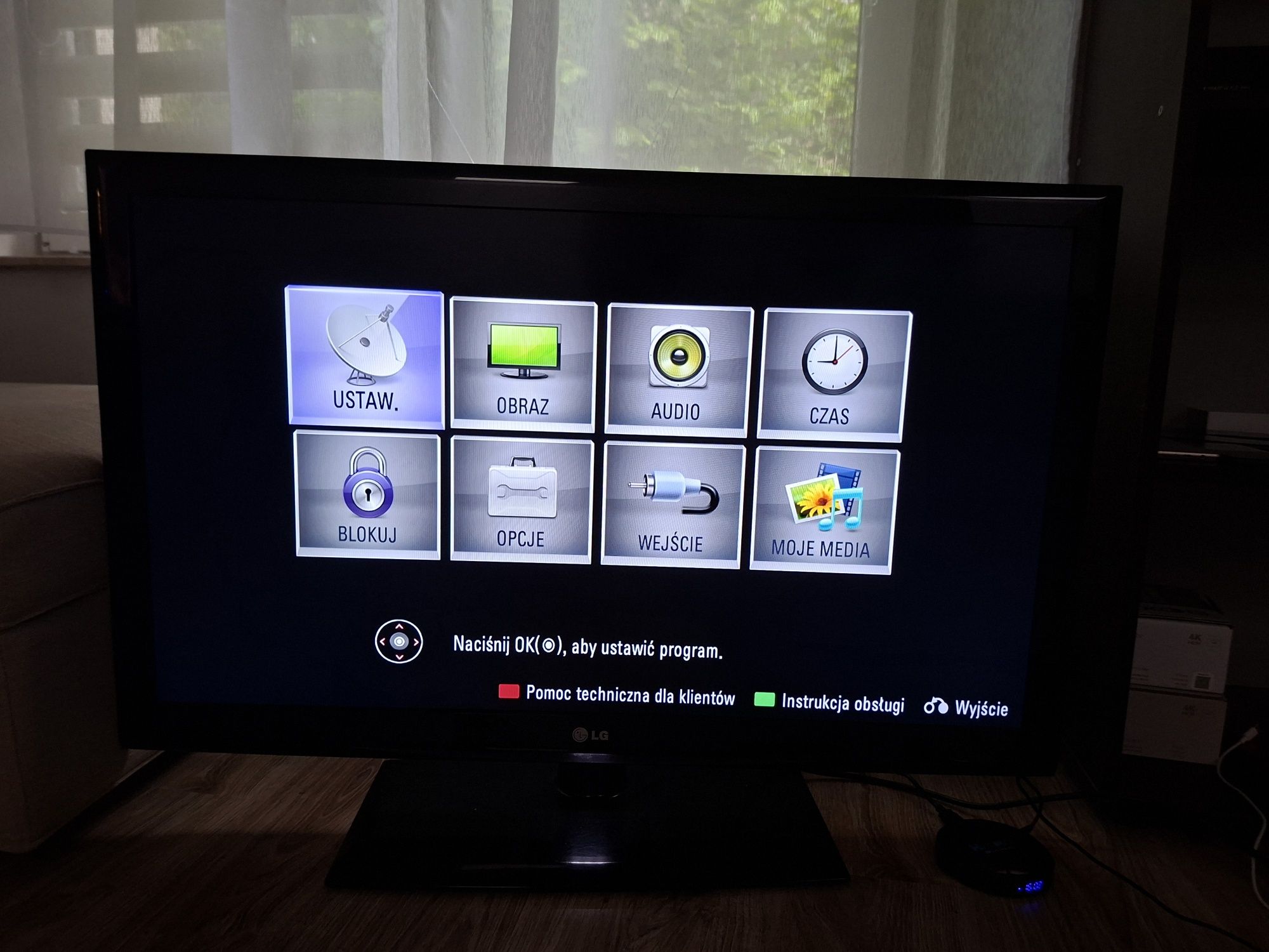 Telewizor LG 42 cale 42LE4500 z przystawką