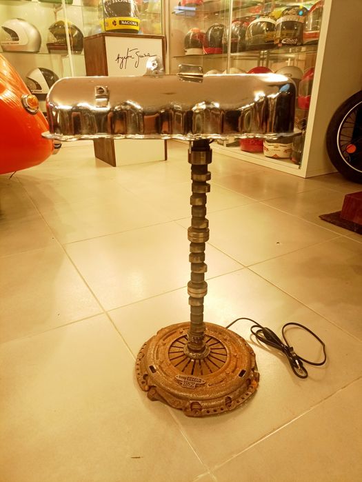 Candeeiro de secretária com peças automóvel