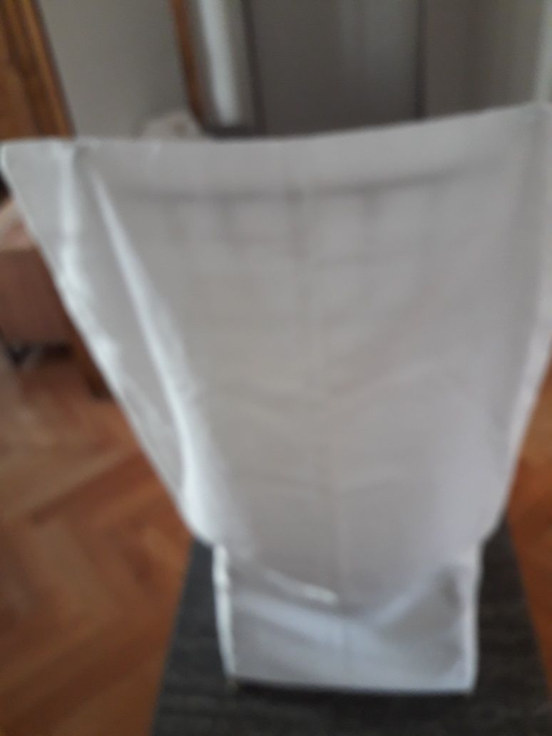 Kwadratowe pokrowce białe