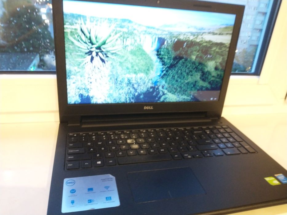 Dell i3 4000u, ram ddr 3- 8gb, geforce 920m ssd 240 Super stan