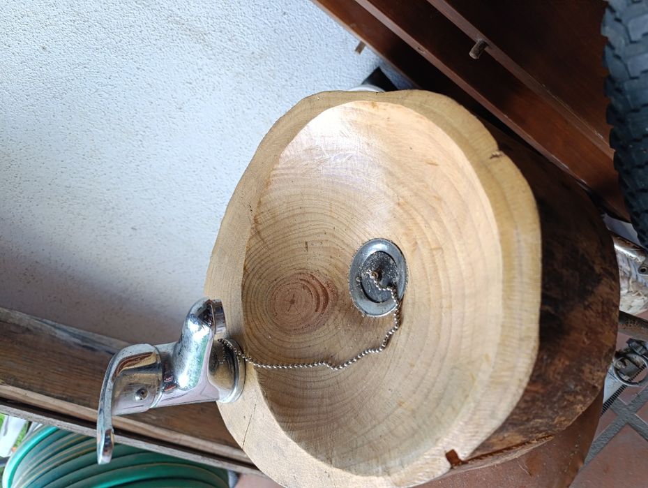 Pia de madeira com torneira