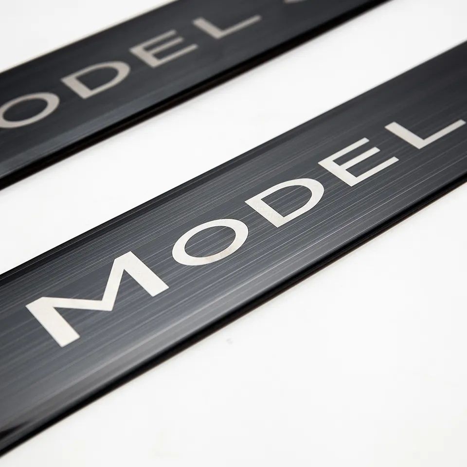 Накладка порогу Model 3