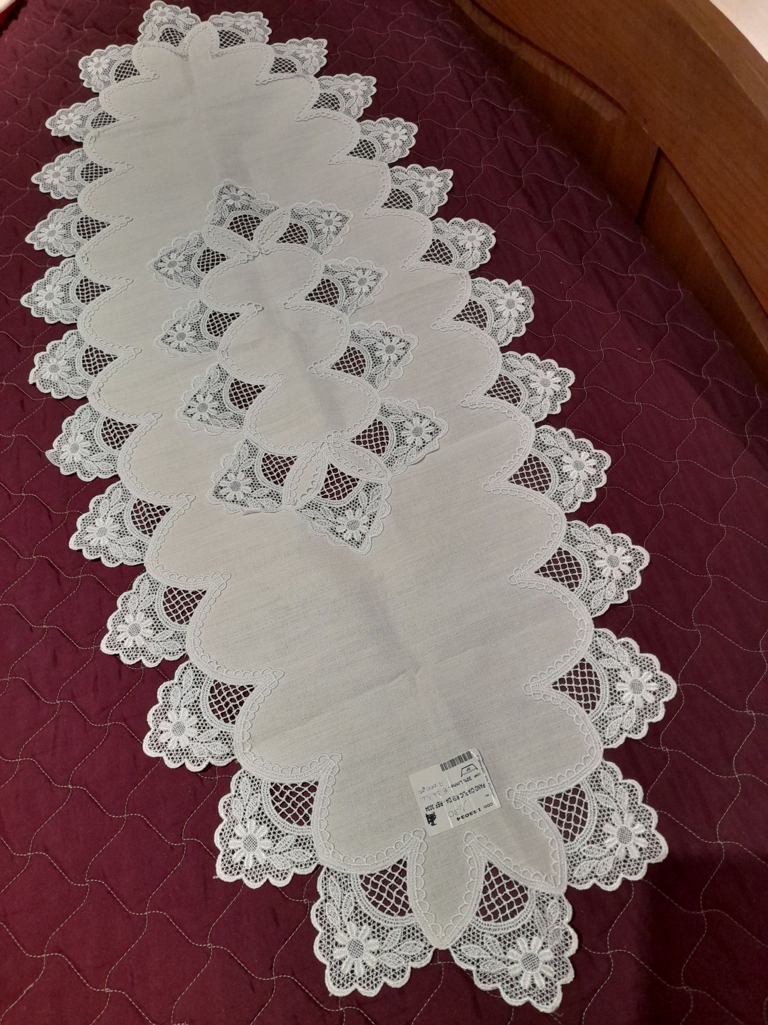 Naperon grande com 1m30cm x 55cm beje novo com percentagem em linho