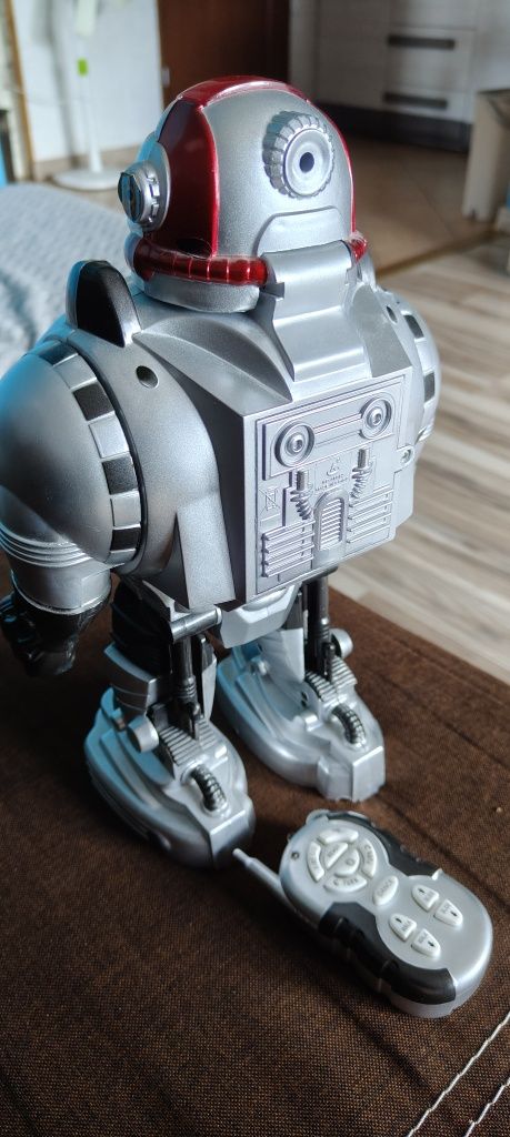 Robot strzela pilot