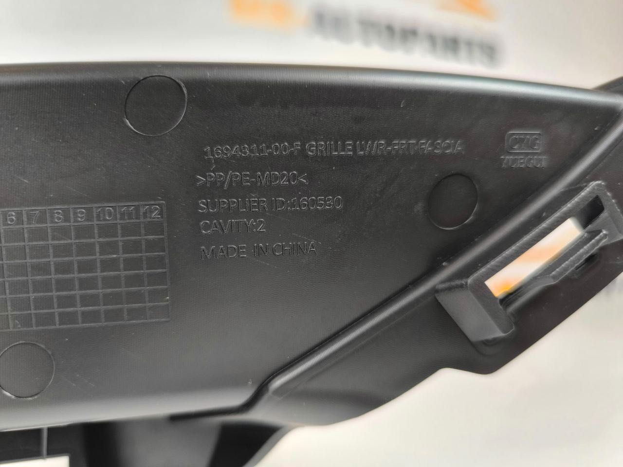 Решітка переднього бампера Tesla Model 3 Highland 1694311-00-f