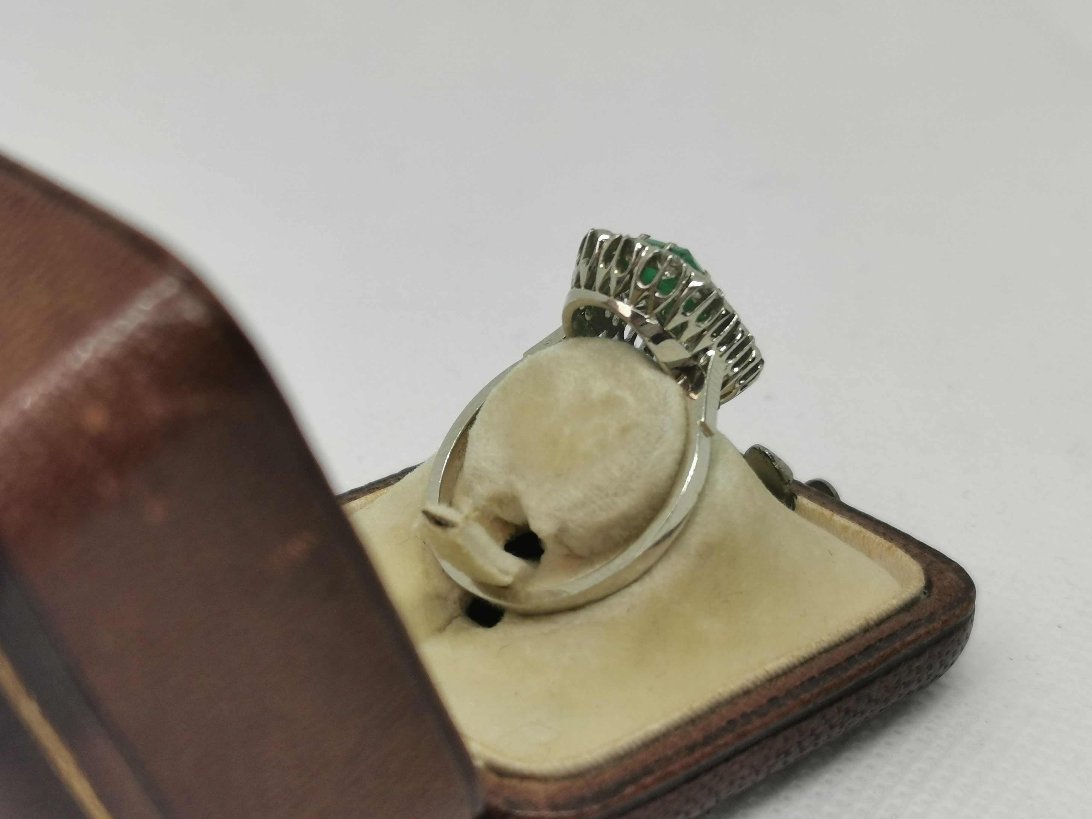 Stary złoty pierścionek ze szmaragdem i brylantami Wiedeń