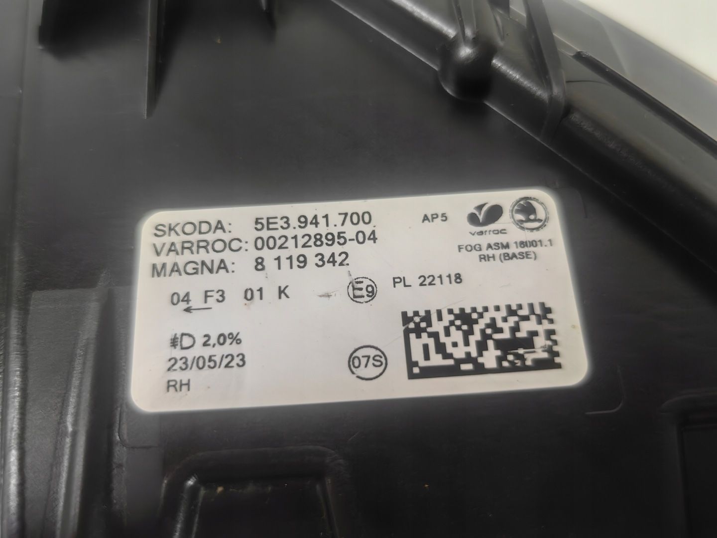 SKODA OCTAVIA IV HALOGEN LED DRL PRAWY PRZÓD LAMPA PRAWA PRZEDNIA 5E3941700