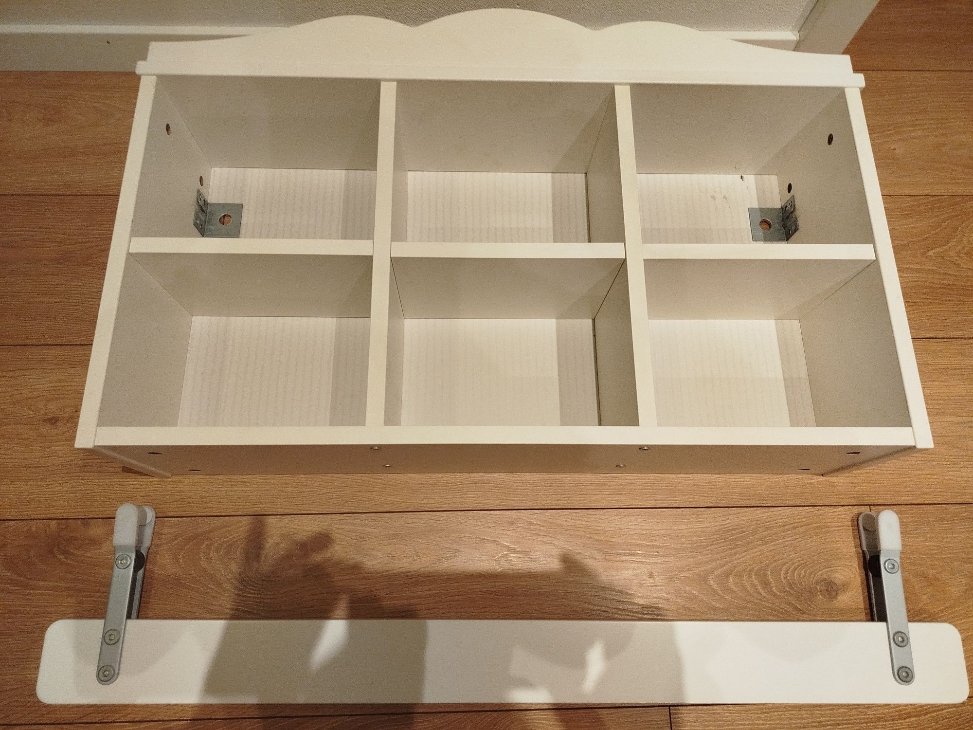 Szafka wisząca i barierka do łóżka IKEA.