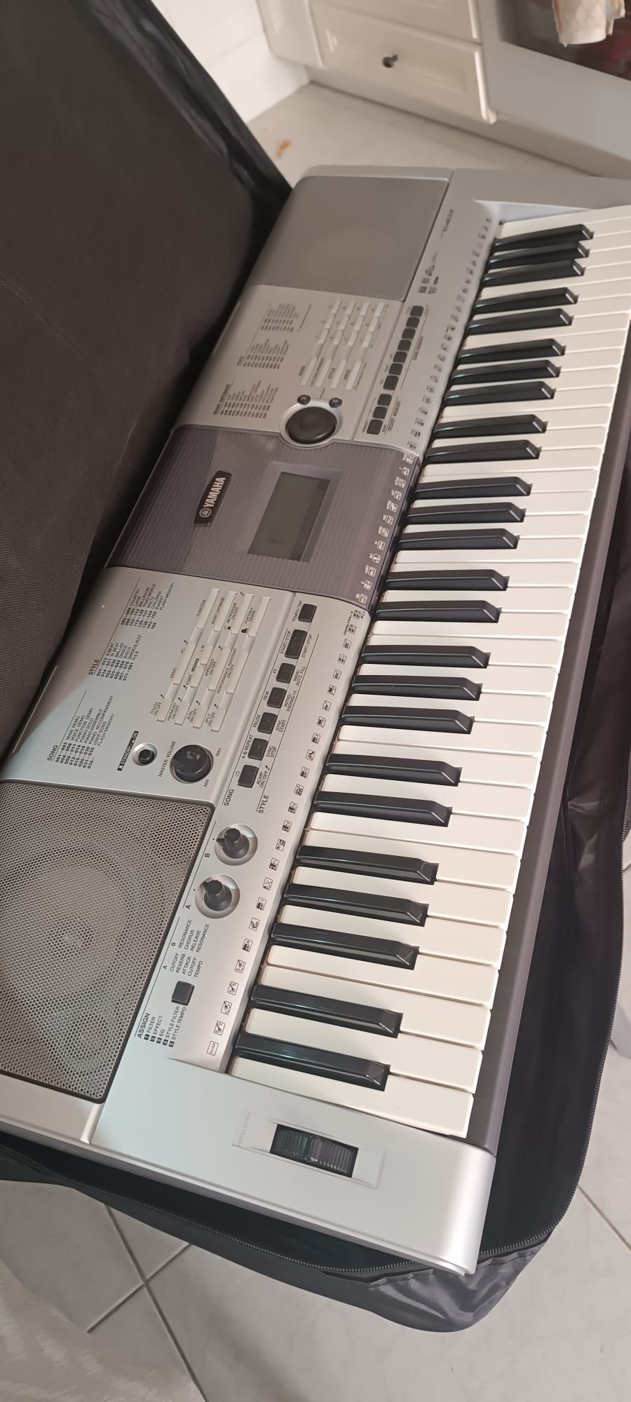 Vendo órgão Yamaha PSR e403 como novo já com alguns ritmos de baile