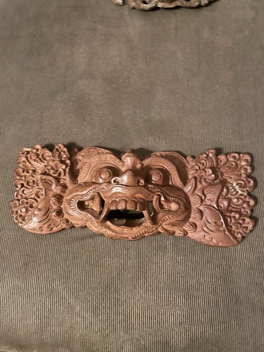 Mascara esculpida em madeira da Polinésia