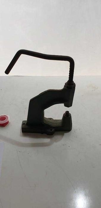 Prensa manual, nº2 antiga, com punções e marcadores para couro