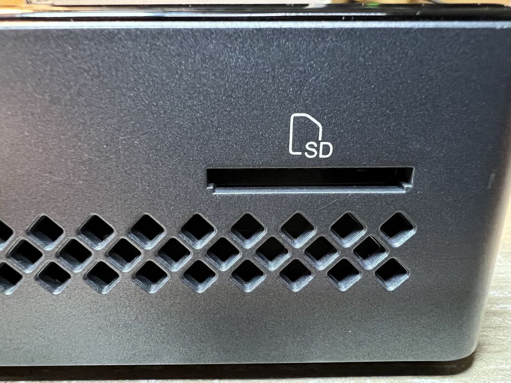 Міні кмпʼютер Nuc Intel